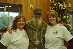 Uncle Si with LMCH Nursing staff Dana Koonce (l) and Michelle Brown (r).